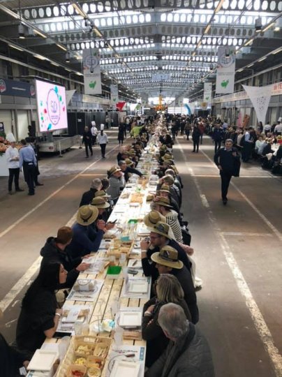 Pour ses 50 ans Le M.I.N. de Rungis fait Valider la Plus Grande Table du Monde par le Guiness World Records @slayani @marchederungis