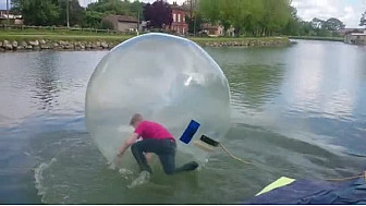 WaterBall à Montech: Emilien Quesnot d'Accueil Ados de Montech animait une après-midi WaterBall sur le canal pour les adoslescents